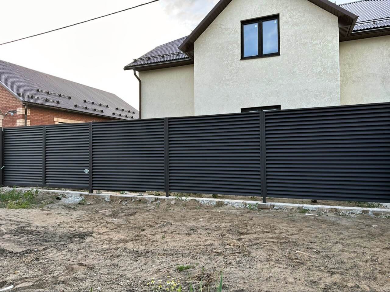 Забор с ламелями еврожалюзи 18м RAL8019/8019 Темный Шоколад МАТТЕ двусторонний фото 1 в Архангельске