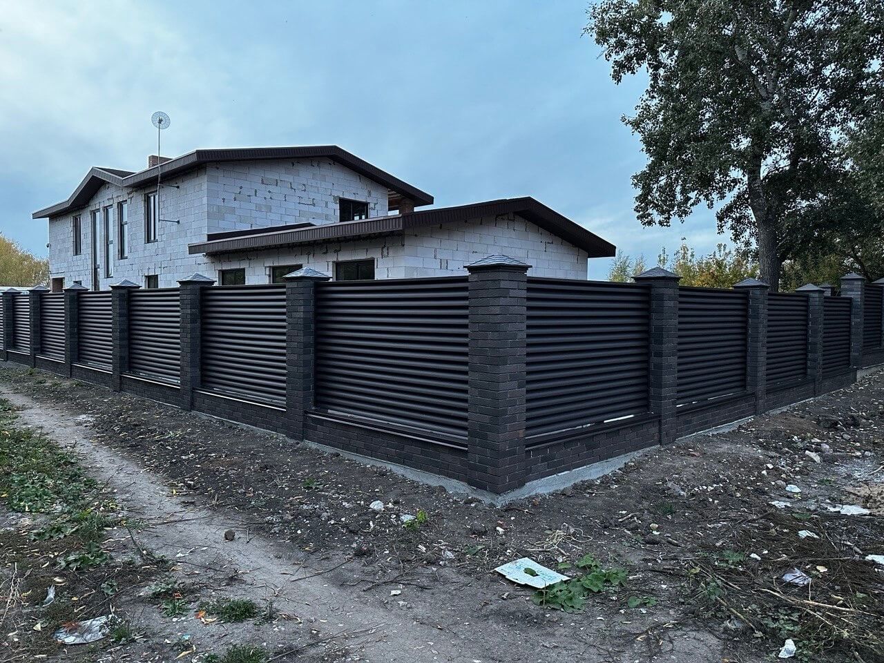 Забор из ламелей Еврожалюзи 38м RAL8019/8019 Темный Шоколад двусторонний MATTE фото 2 в Архангельске