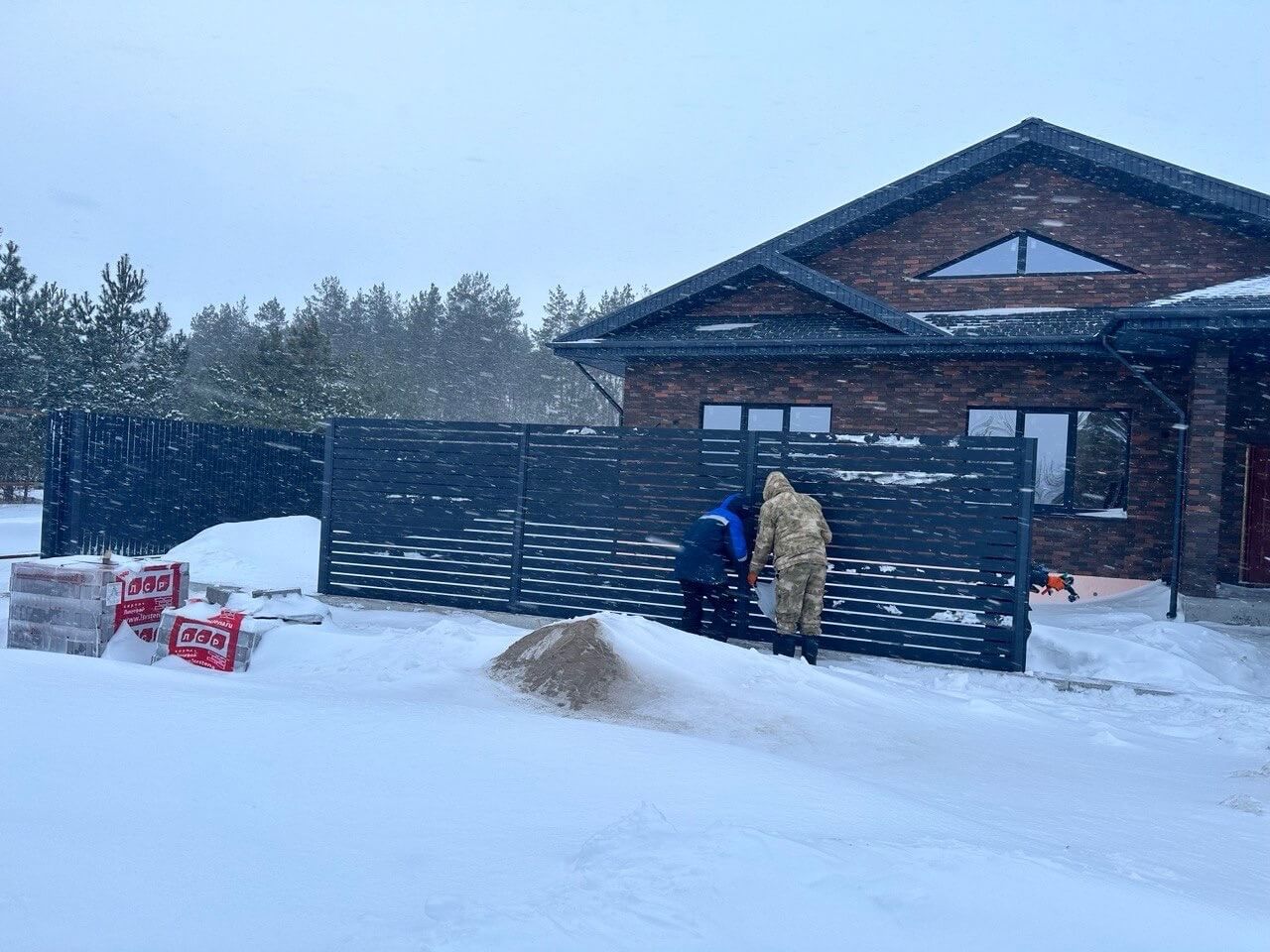 Забор-ранчо из металлопланкена 26м RAL7024 Серый Графит МАТТЕ фото 1 в Архангельске
