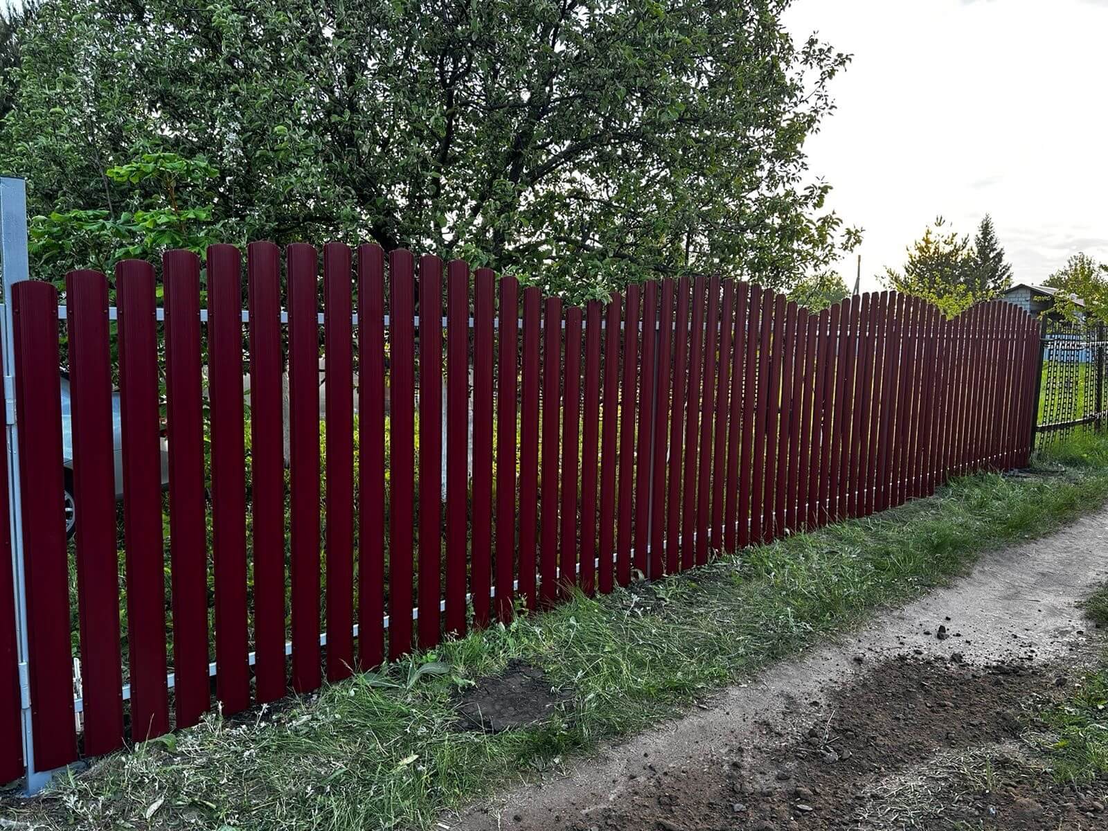 Забор из евроштакетника 28м RAL3005 Красное Вино фото 3 в Архангельске