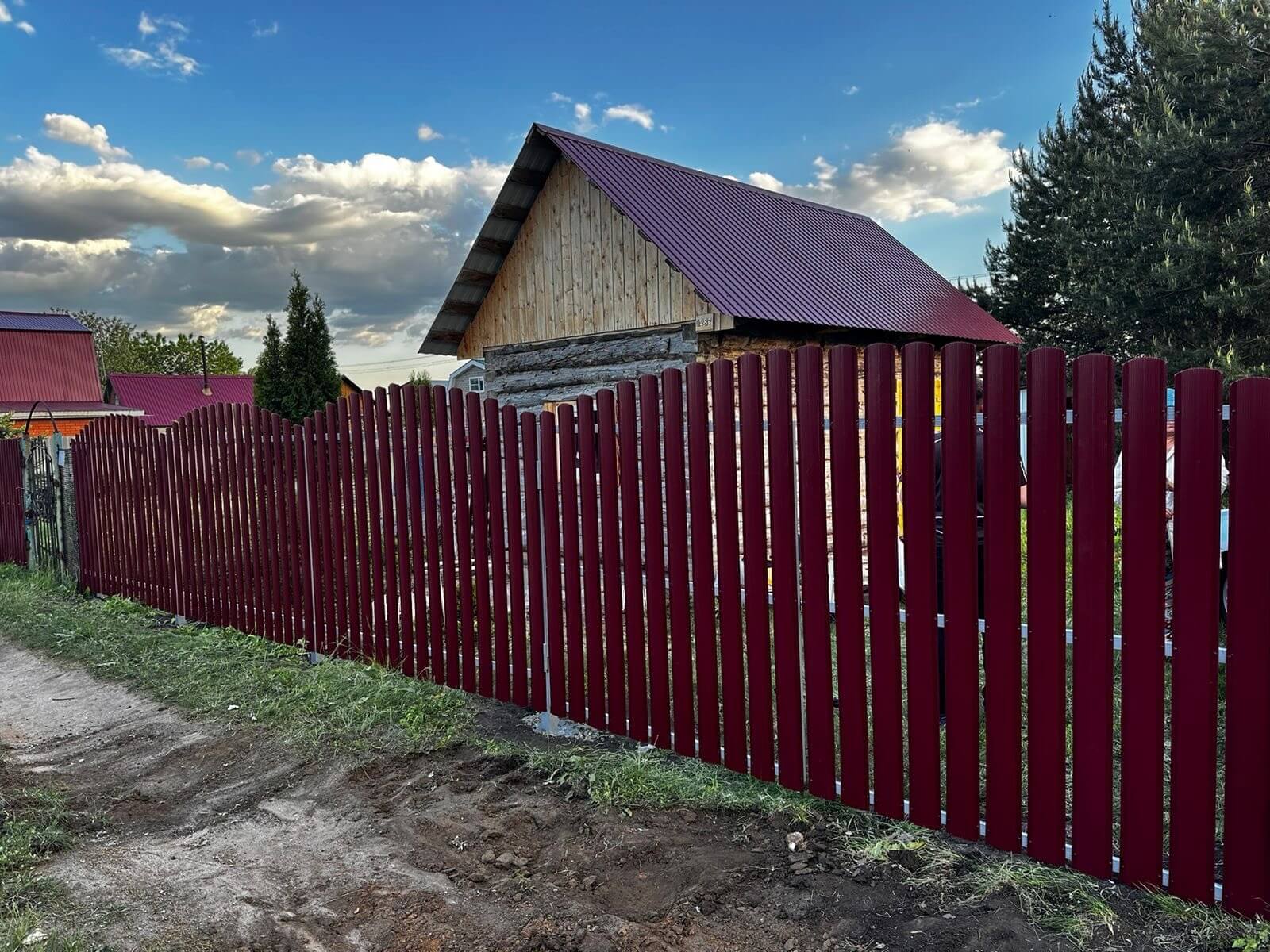 Забор из евроштакетника 28м RAL3005 Красное Вино фото 2 в Архангельске