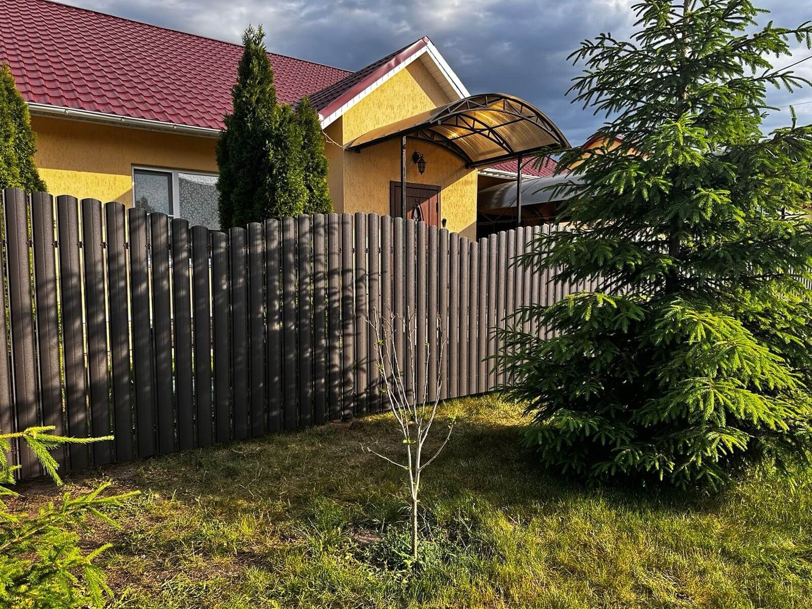 Забор из евроштакетника 37м RAL8019 Темный Шоколад МАТТЕ фото 4 в Архангельске