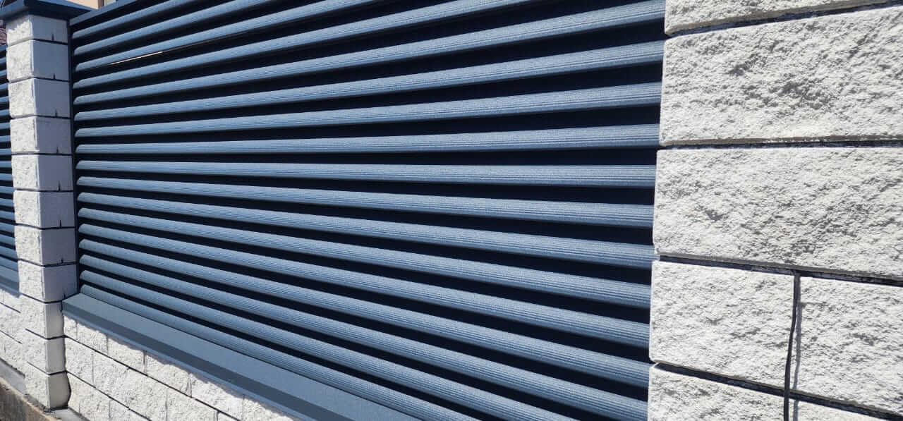 Забор из ламелей Еврожалюзи 32м RAL7024/7024 Серый Графит двусторонний МАТТЕ фото 1 в Архангельске