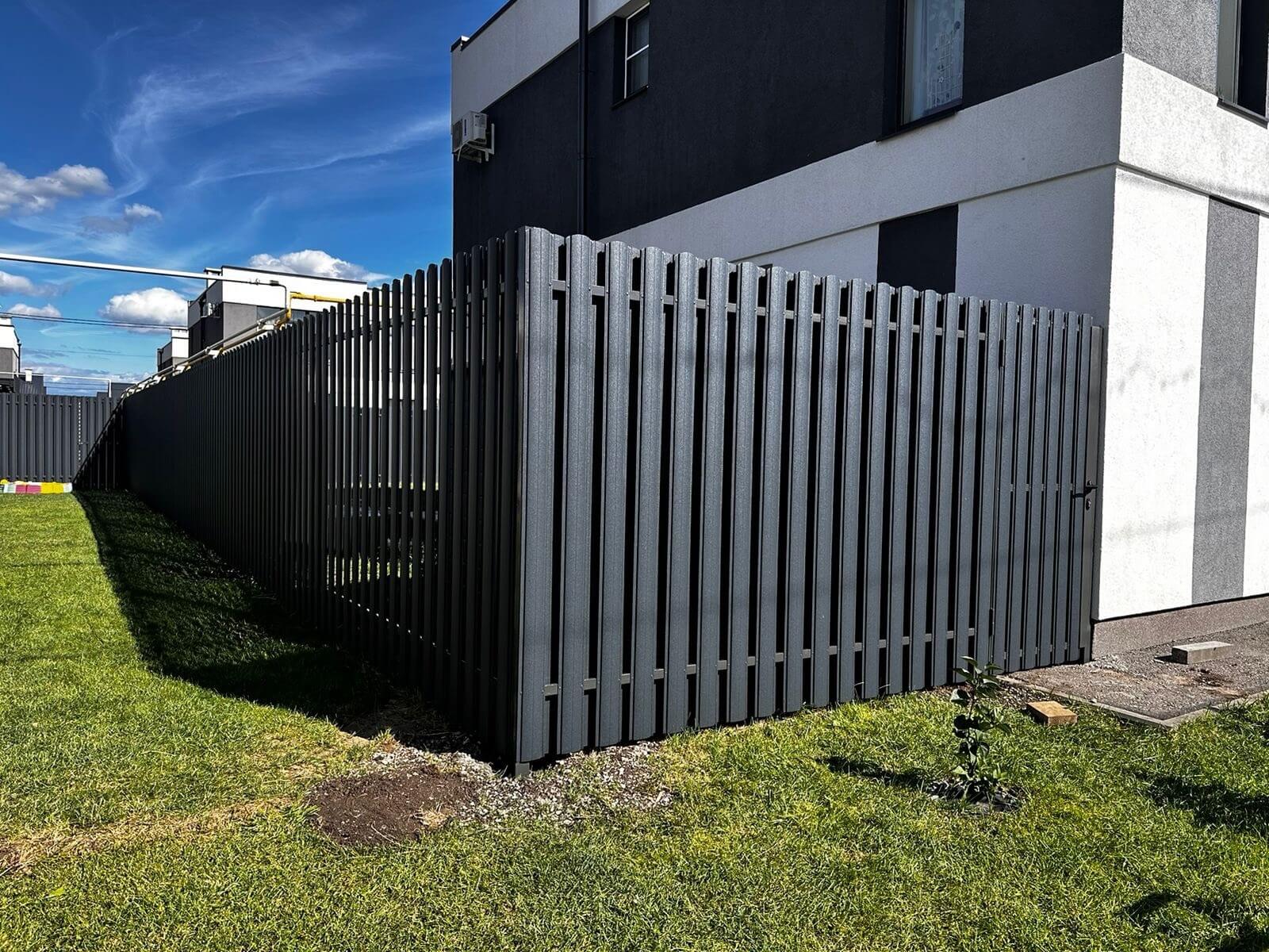 Забор из евроштакетника 42м RAL7024/7024 Серый Графит двусторонний МАТТЕ фото 4 в Архангельске