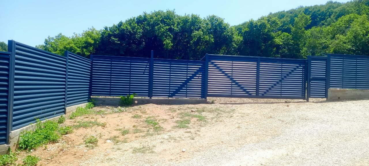 Забор-жалюзи из ламелей Еврожалюзи 53м RAL7024 Серый Графит МАТТЕ фото 7 в Архангельске