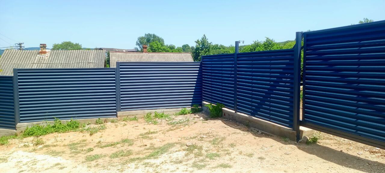 Забор-жалюзи из ламелей Еврожалюзи 53м RAL7024 Серый Графит МАТТЕ фото 4 в Архангельске