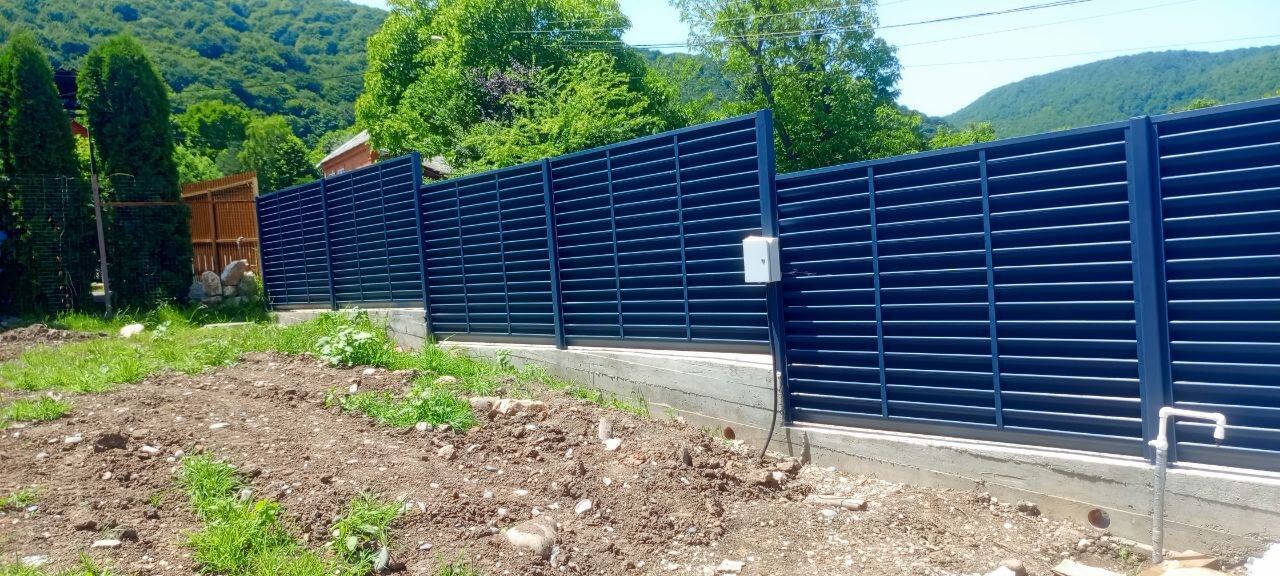 Забор-жалюзи из ламелей Еврожалюзи 53м RAL7024 Серый Графит МАТТЕ фото 3 в Архангельске
