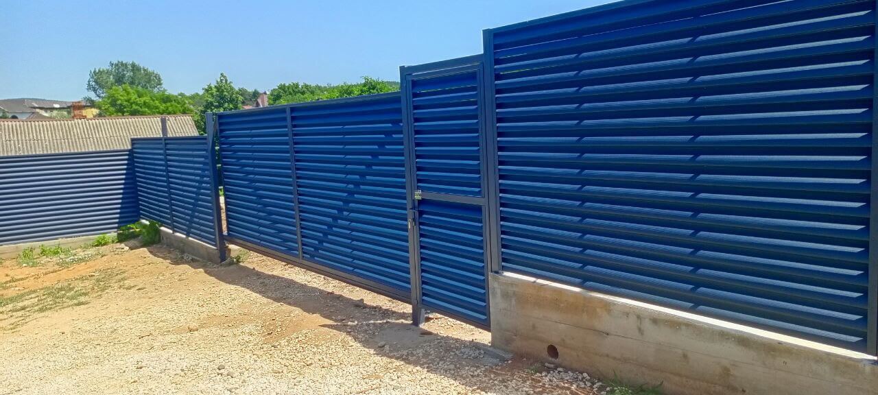 Забор-жалюзи из ламелей Еврожалюзи 53м RAL7024 Серый Графит МАТТЕ фото 15 в Архангельске