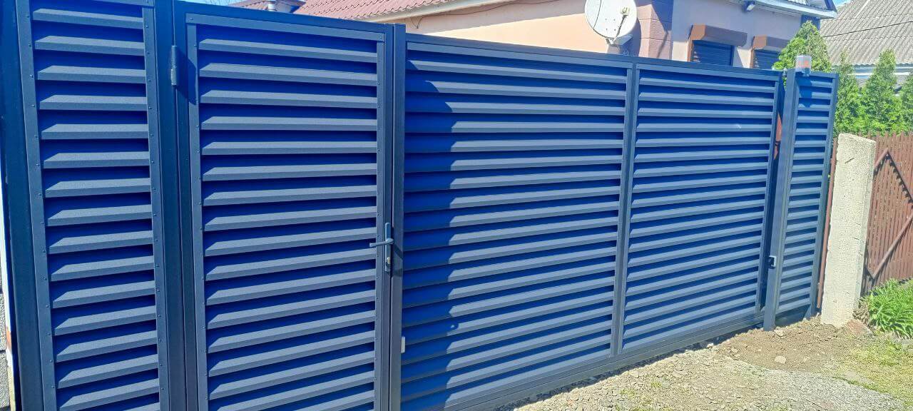 Забор-жалюзи из ламелей Еврожалюзи 53м RAL7024 Серый Графит МАТТЕ фото 10 в Архангельске