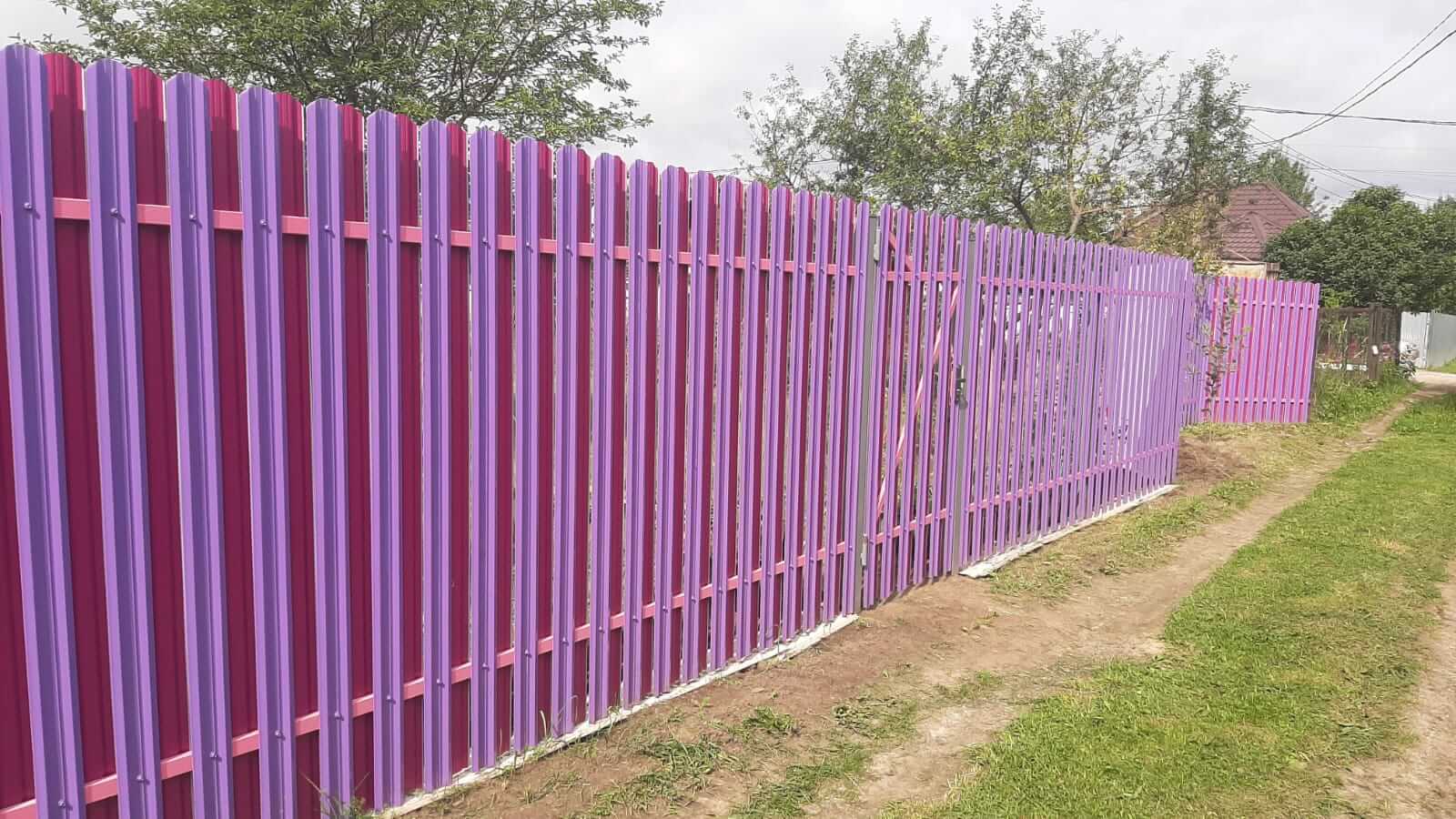 Двухцветный забор из евроштакетника 44м RAL4005 Сиреневый, RAL4006 Пурпурный фото 3 в Архангельске