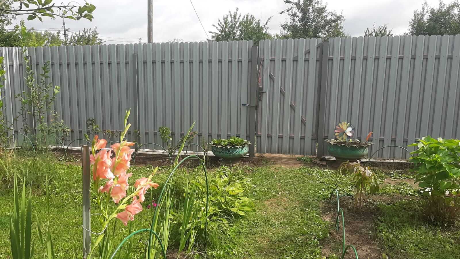 Двухцветный забор из евроштакетника 44м RAL4005 Сиреневый, RAL4006 Пурпурный фото 1 в Архангельске