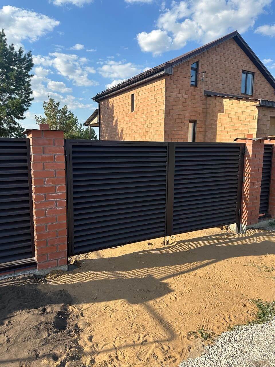 Забор-жалюзи из ламелей Еврожалюзи 38м RAL8019 Темный Шоколад МАТТЕ фото 4 в Архангельске