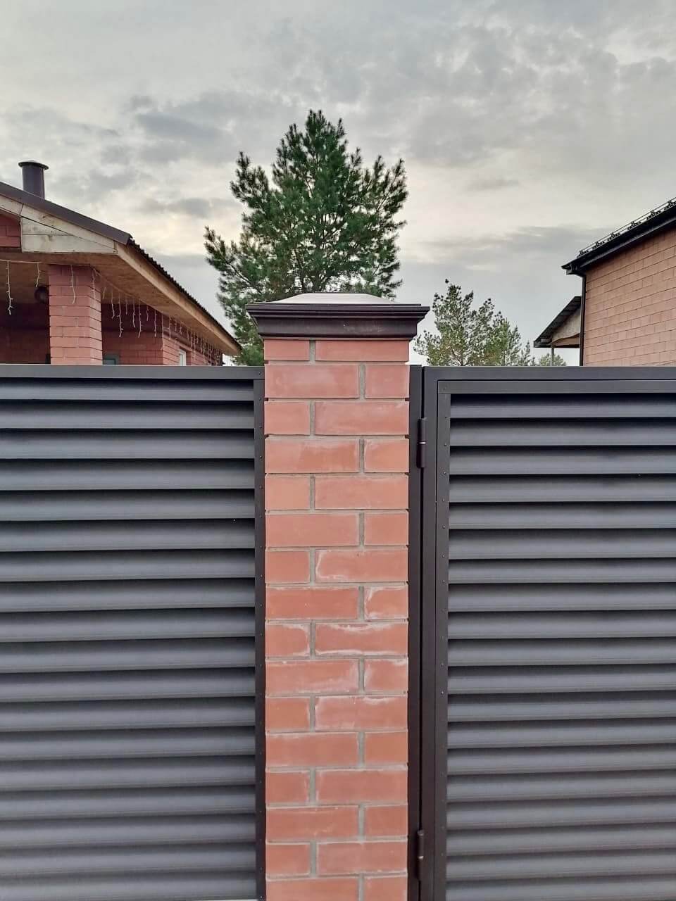 Забор-жалюзи из ламелей Еврожалюзи 38м RAL8019 Темный Шоколад МАТТЕ фото 2 в Архангельске