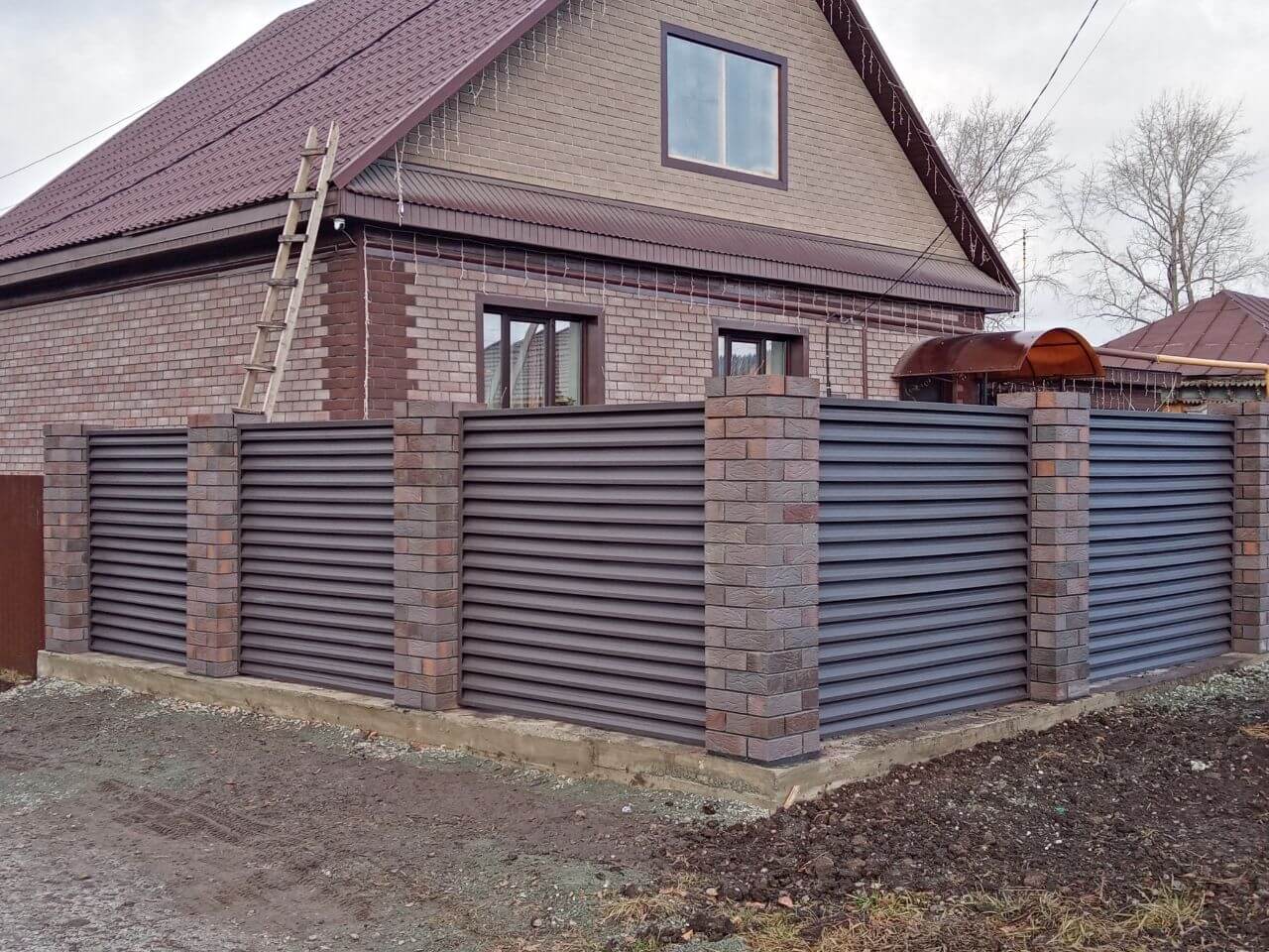 Забор-жалюзи из ламелей ЭКО-Z-US (усиленные) 30м RAL8019/8019 Темный Шоколад двусторонний МАТТЕ фото 3 в Архангельске