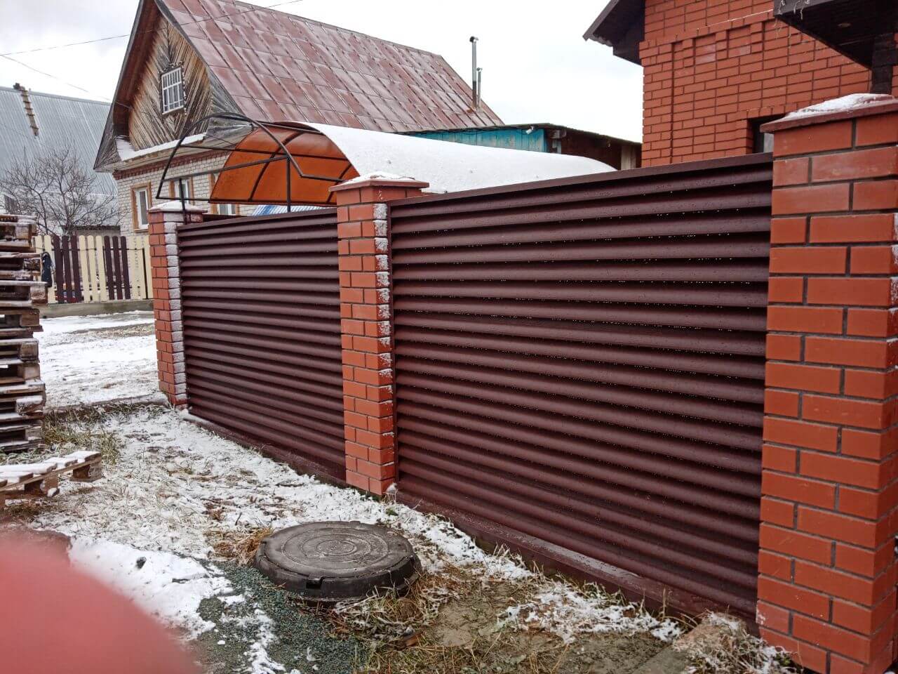 Забор из ламелей еврожалюзи 12м RAL8017/8017 Шоколад двусторонний МАТТЕ фото 3 в Архангельске