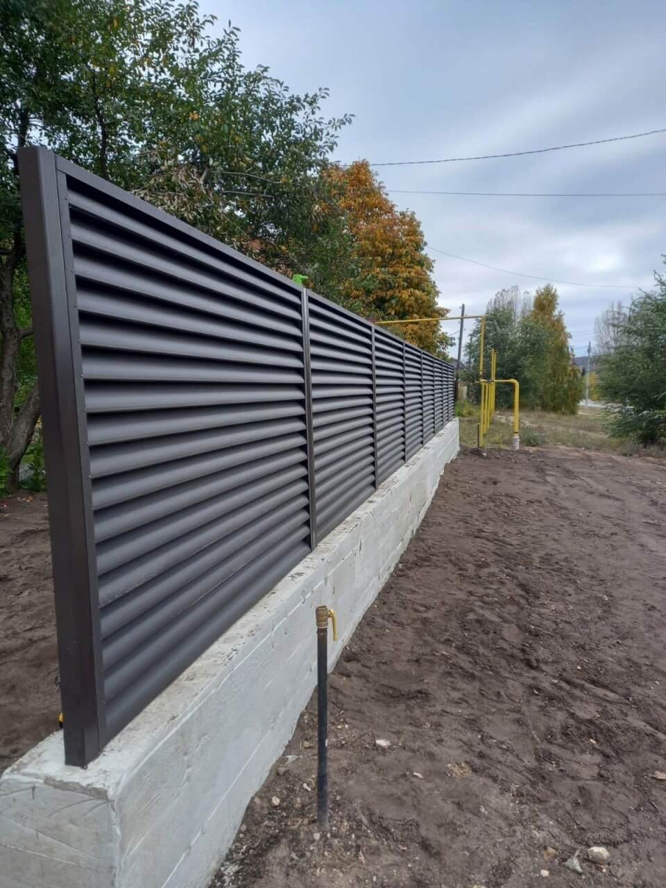 Забор из ламелей еврожалюзи 34м RAL8019/8019 Темный Шоколад двусторонний МАТТЕ фото 3 в Архангельске