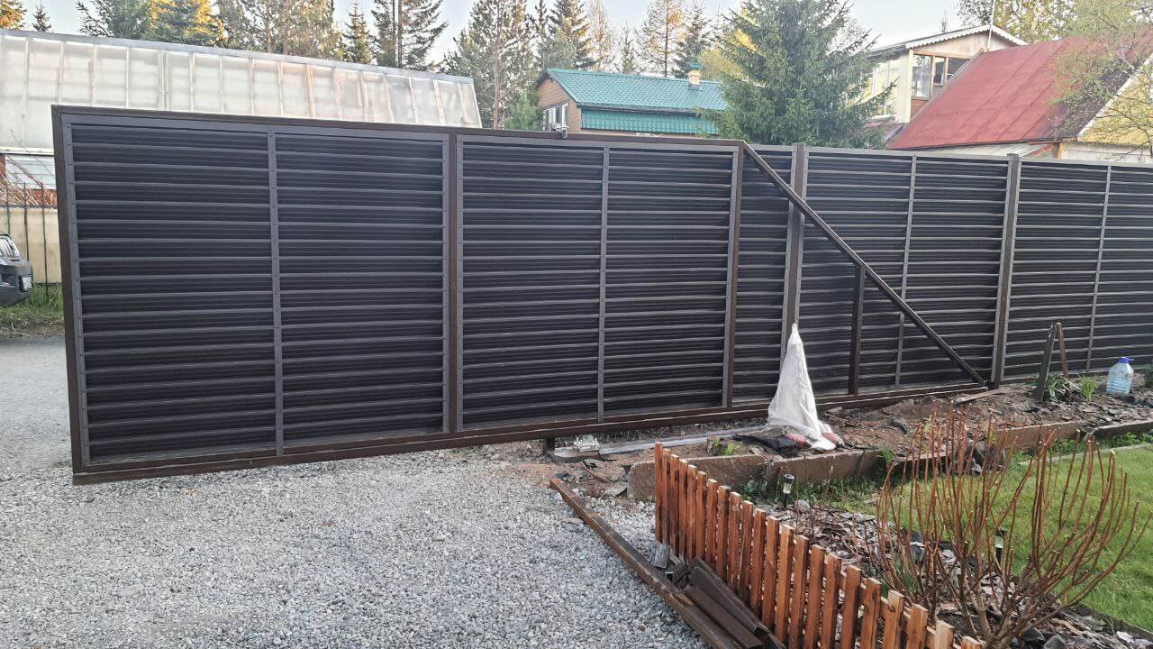 Забор-жалюзи из ламелей ЭКО-Z-US 12м RAL8019/8019 Темный Шоколад двусторонний МАТТЕ фото 3 в Архангельске