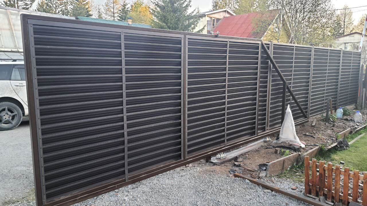 Забор-жалюзи из ламелей ЭКО-Z-US 12м RAL8019/8019 Темный Шоколад двусторонний МАТТЕ фото 1 в Архангельске