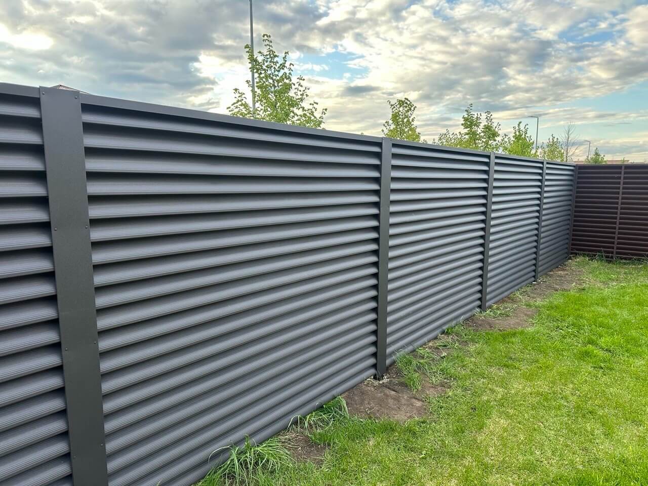 Забор из ламелей еврожалюзи 43м RAL8019/8019 Темный Шоколад двусторонний МАТТЕ фото 1 в Архангельске