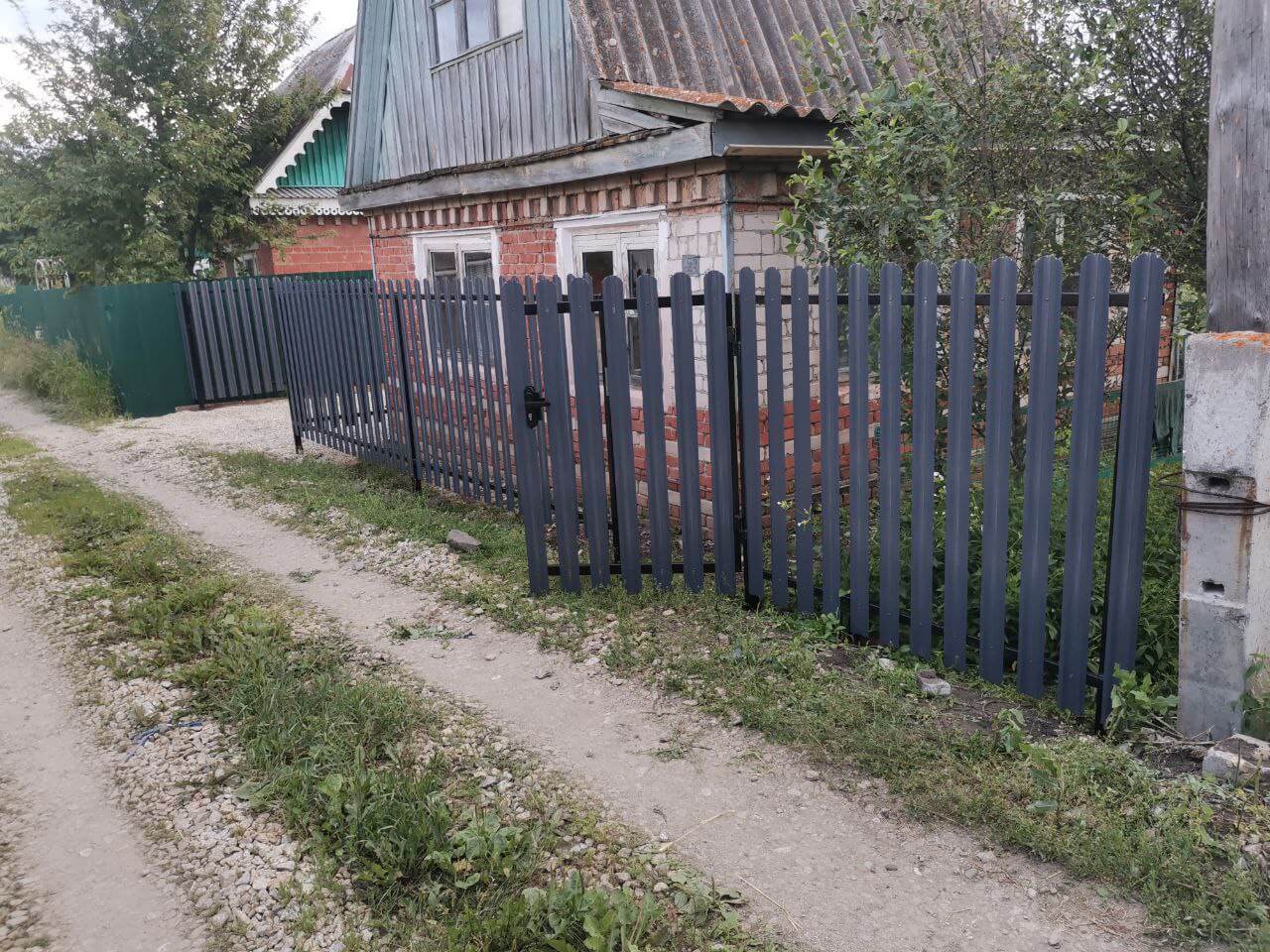 Забор из евроштакетника 7м RAL7024/7024 Серый Графит двусторонний фото 3 в Архангельске