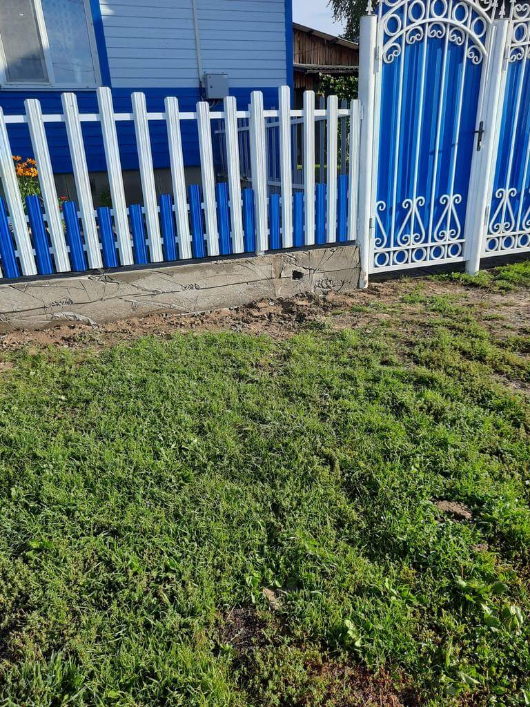 Забор из евроштакетника 14м RAL9003 Белый, RAL5005 Синий Сигнал фото 2 в Архангельске