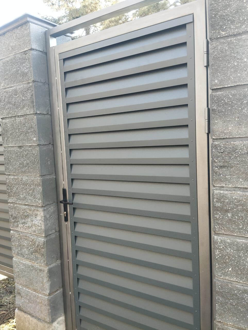 Откатные ворота с калиткой из ламелей Реснички RAL7024/7024 Серый Графит двусторонний МАТТЕ фото 2 в Архангельске