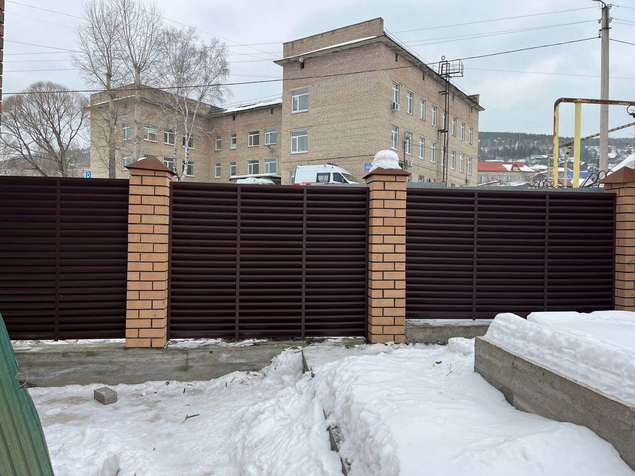 Забор-жалюзи из ламелей ЭКО-Z 87м RAL8017/8017 Шоколад двусторонний МАТТЕ фото 16 в Архангельске