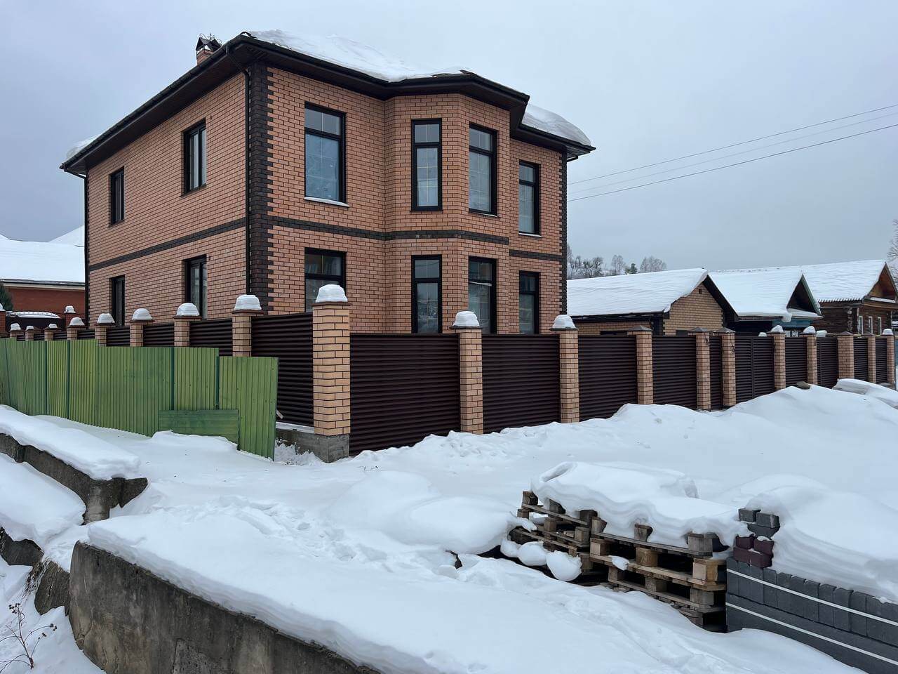 Забор-жалюзи из ламелей ЭКО-Z 87м RAL8017/8017 Шоколад двусторонний МАТТЕ фото 12 в Архангельске