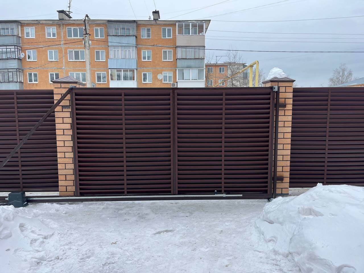Забор-жалюзи из ламелей ЭКО-Z 87м RAL8017/8017 Шоколад двусторонний МАТТЕ фото 10 в Архангельске