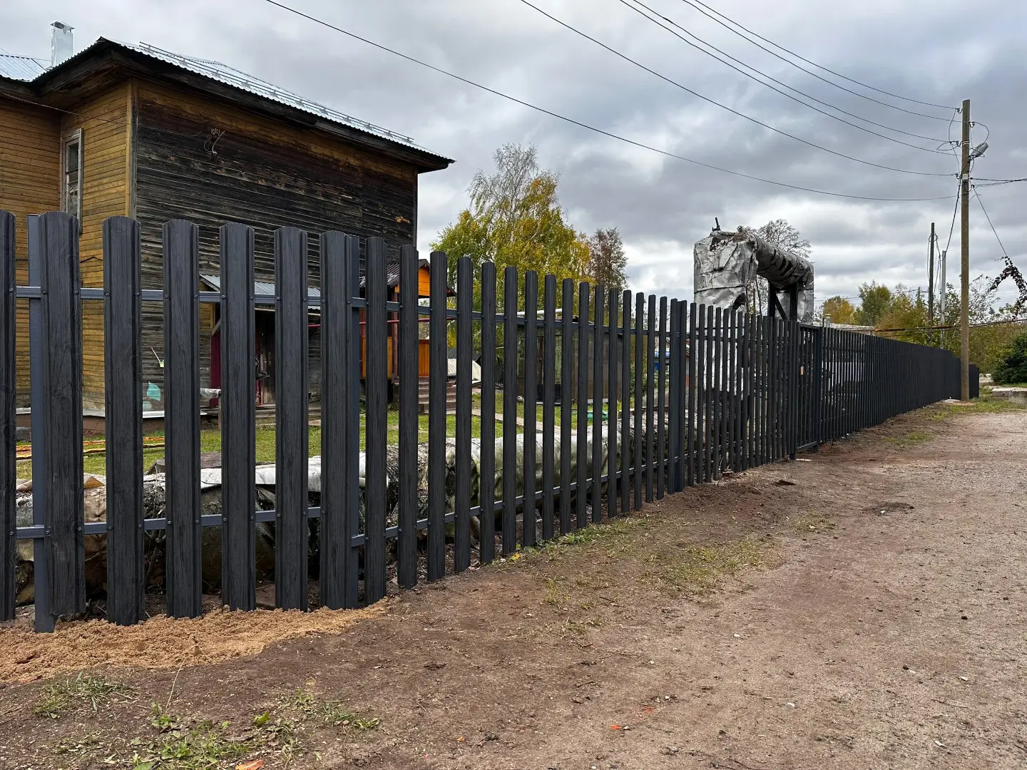 Забор из евроштакетника 63м Черное Дерево 3D Принтек фото 1 в Архангельске