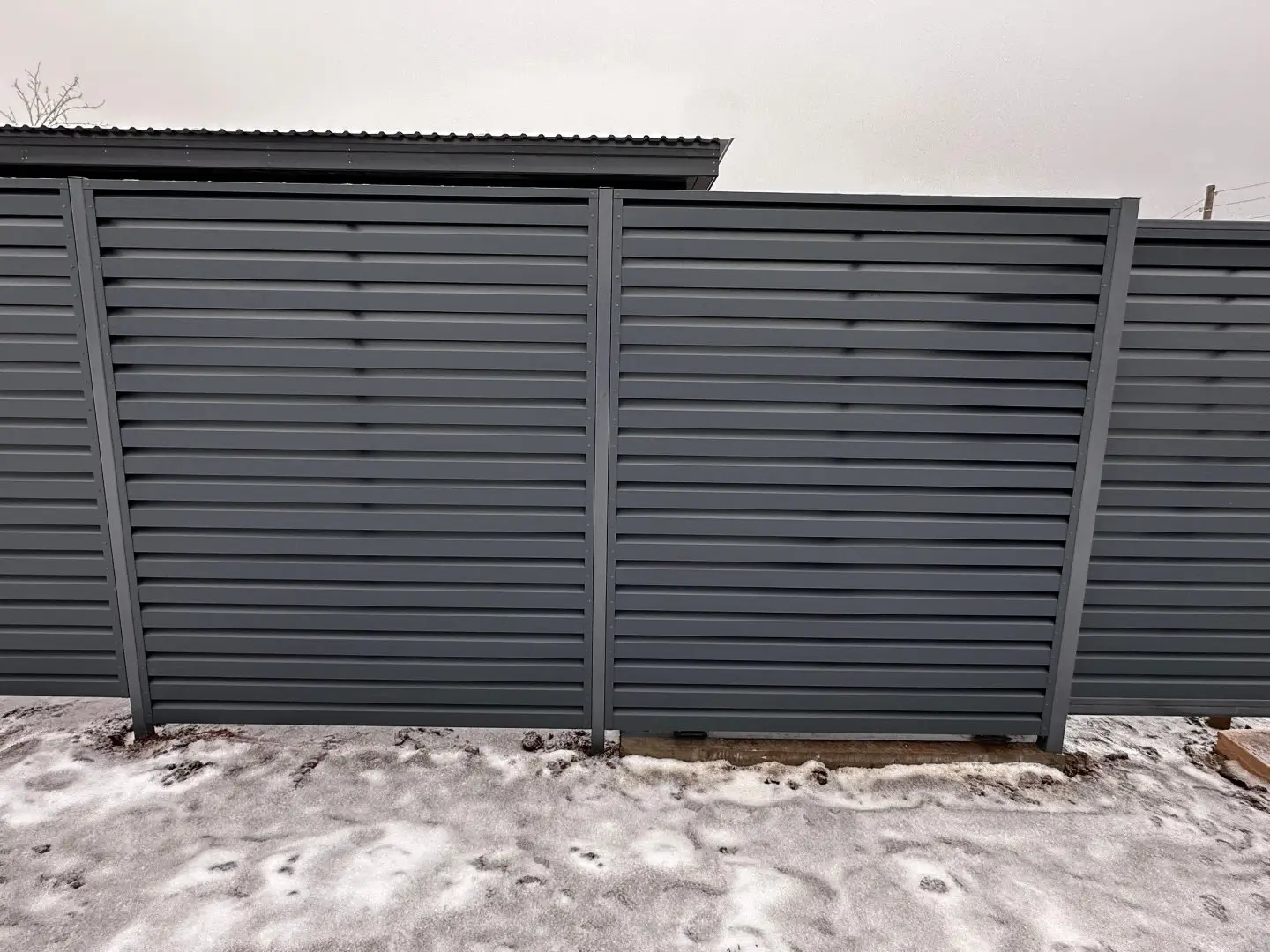 Забор-жалюзи из ламелей Хай-Тек 20м RAL7024/7024 Серый Графит двусторонний МАТТЕ фото 2 в Архангельске