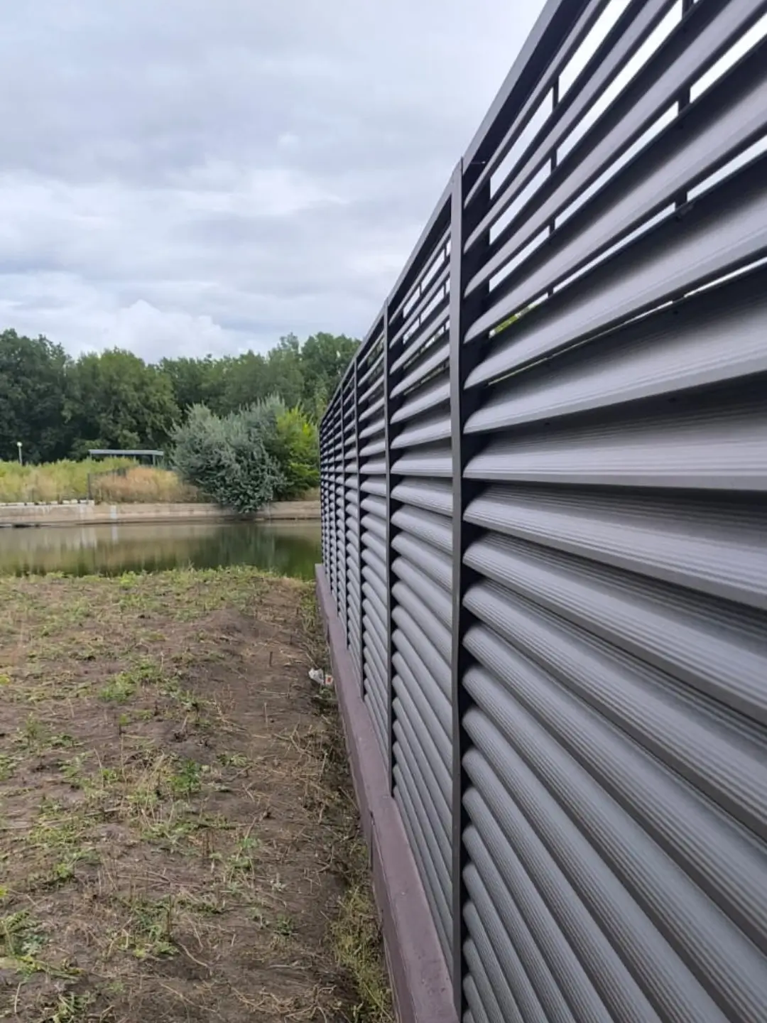 Забор-жалюзи из ламелей еврожалюзи 86м RAL8019/8019 Темный Шоколад двусторонний МАТТЕ фото 7 в Архангельске