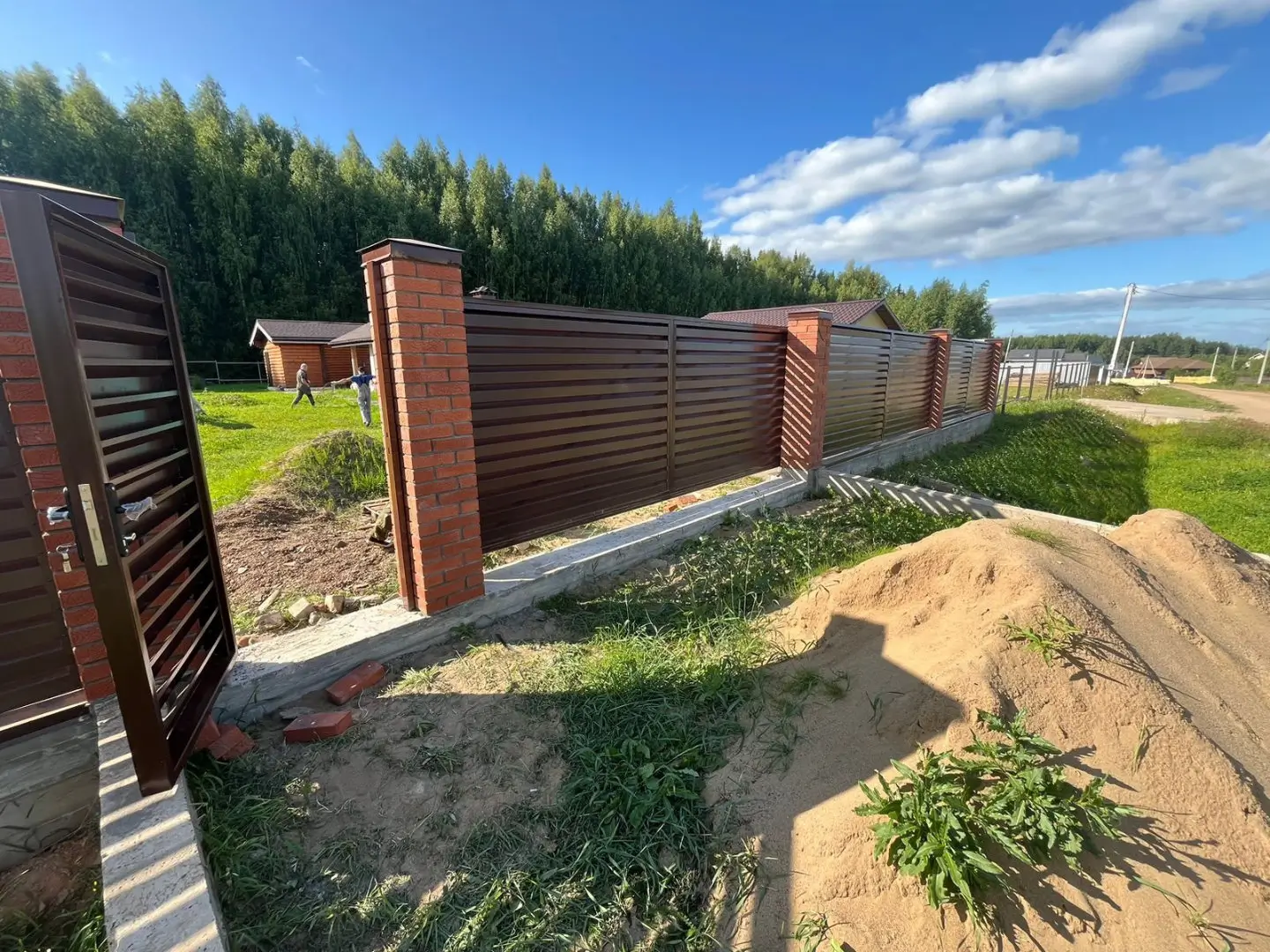 Забор-жалюзи из ламелей Хай-Тек 26м RAL8017/8017 Шоколад двусторонний фото 5 в Архангельске