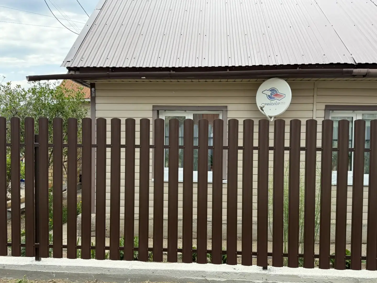 Комбинированный забор из ламелей ЭКО-Z-US и евроштакетника 18м RAL8017 Шоколад МАТТЕ, Полиэстер фото 3 в Архангельске