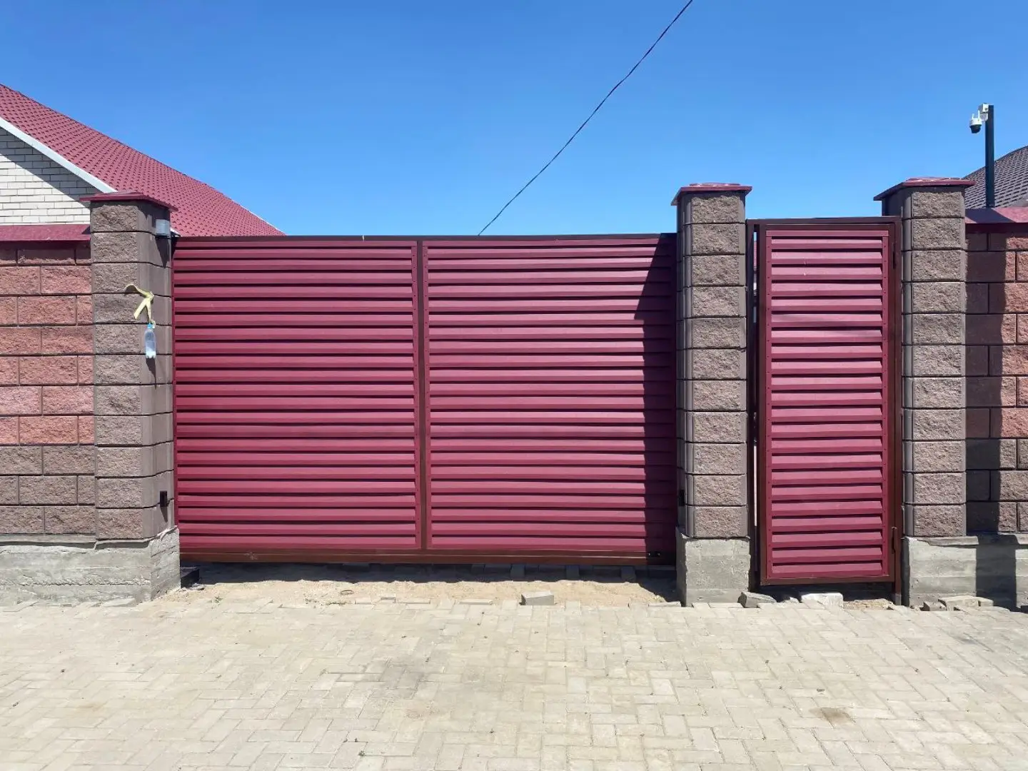 Входная группа из ламелей Реснички RAL3005 Красное Вино Rooftop Бархат в Архангельске
