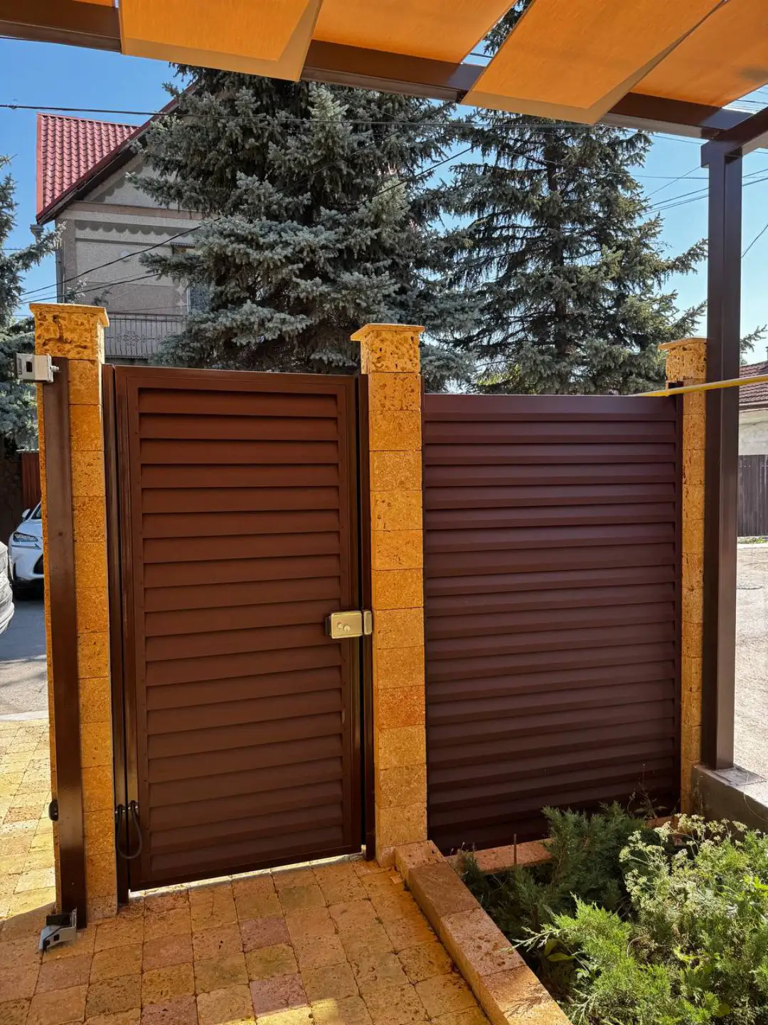 Забор-жалюзи из ламелей Реснички 12м RAL8017 Шоколад МАТТЕ фото 1 в Архангельске